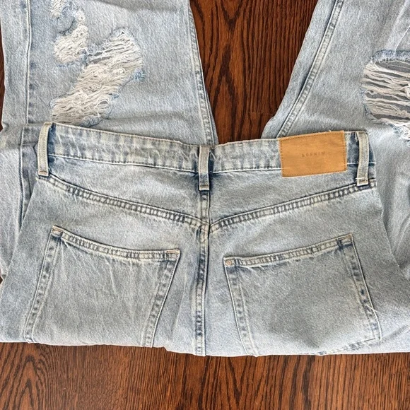 🎈🎈 H&M Distressed Light Blue Jeans - Picture 3 of 4